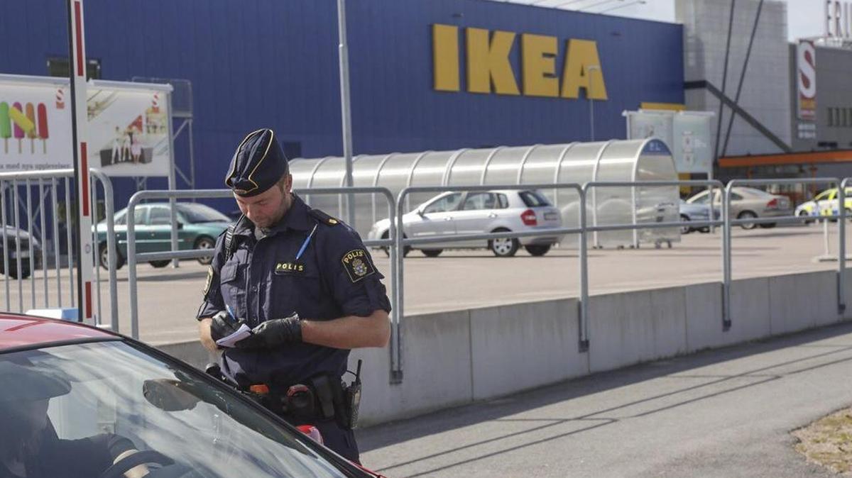 
Un policía revisa documentos a un conductor afuera de una tienda Ikea, donde dos personas muerieron apuñaladas por alguien que las conocía.
