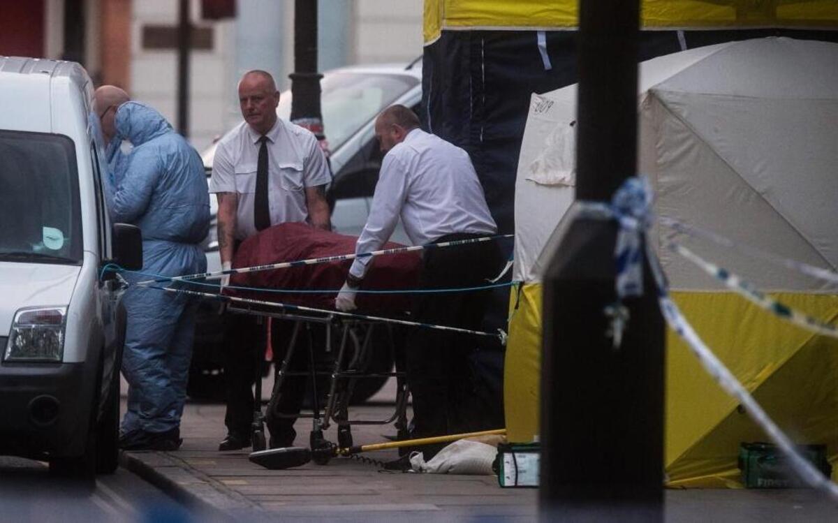 Investigadores retiran el cuerpo de una mujer, varias personas resultaron heridas por un sospechoso en ataque con cuchillo el jueves 4 de agosto de 2016, en la plaza Russell en Londres (R.Unido).