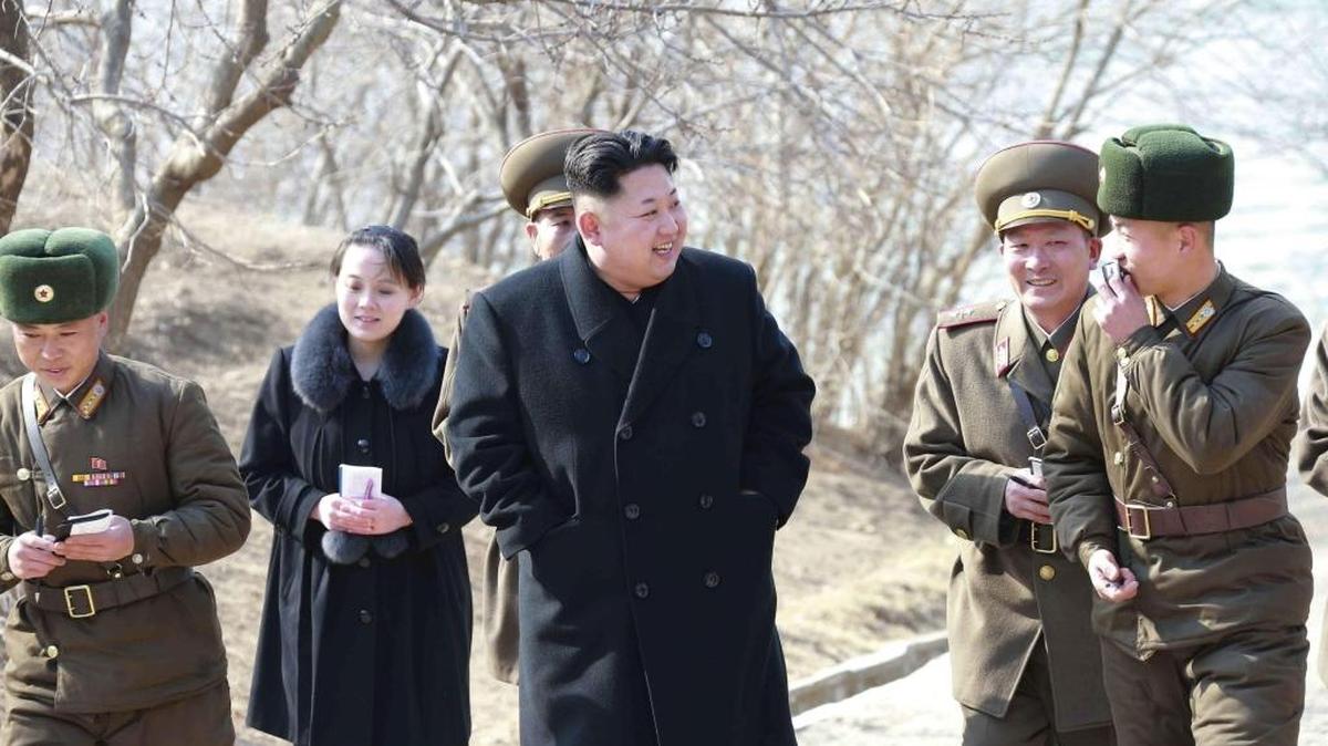 Fotografía de archivo tomada el 12 de marzo de 2015 que muestra al líder norcoreano Kim Jong-un (c) visita una unidad militar en una isla del norte del país junto a su hermana Kim Yo-jong (2i). El líder norcoreano anunció el pasado sábado la promoción de su hermana Kim Yo-jong que pasará a ocupar un cargo en el politburó del gobernante Partido de los Trabajadores de Corea.