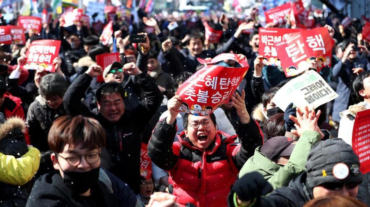 Manifestantes reaccionan tras la decisión del Tribunal Constitucional de Corea de destituir a la presidente de Corea del Sur, Park Geun-hye, durante una protesta ante el tribunal de Seúl, Corea del Sur, el viernes 10 de marzo de 2017.