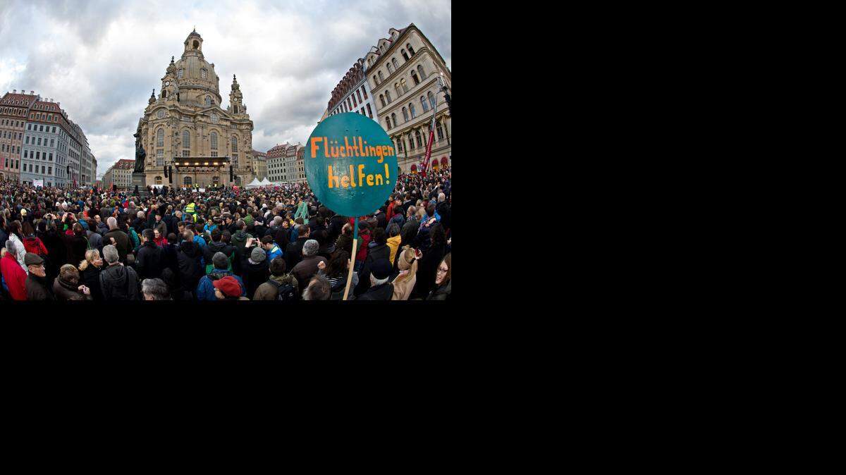 
Multitudinaria protesta contra el racismo, la xenofobia y la ‘islamofobia’ u odio al Islam, en Dresde, Alemania, donde los lunes miles de personas protestan contra la islamización de Europa. 
