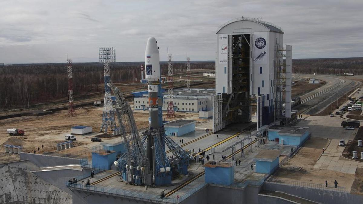 El primer lanzamiento espacial desde el nuevo cosmódromo ruso Vostochni previsto para el miércoles fue aplazado al menos 24 horas por problemas técnicos, informó la televisión rusa.