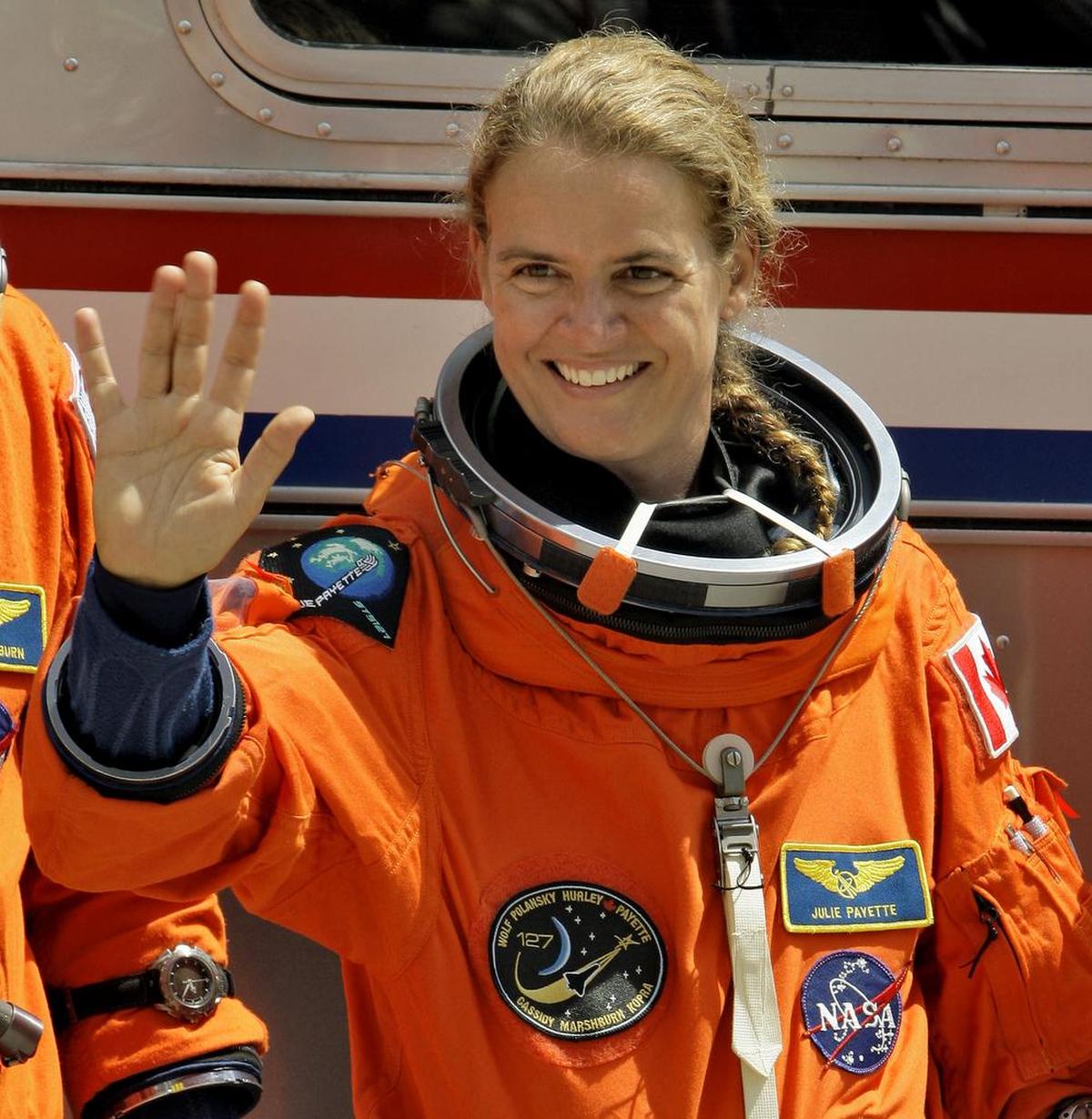 La Especialista de Misión STS-127, Julie Payette, de Canadá, saluda mientras posa para una foto después de salir del edificio de Operaciones para un viaje a Launch Pad 39-A la tarde del domingo 12 de julio de 2009 en el Centro Espacial Kennedy en Cabo Cañaveral.