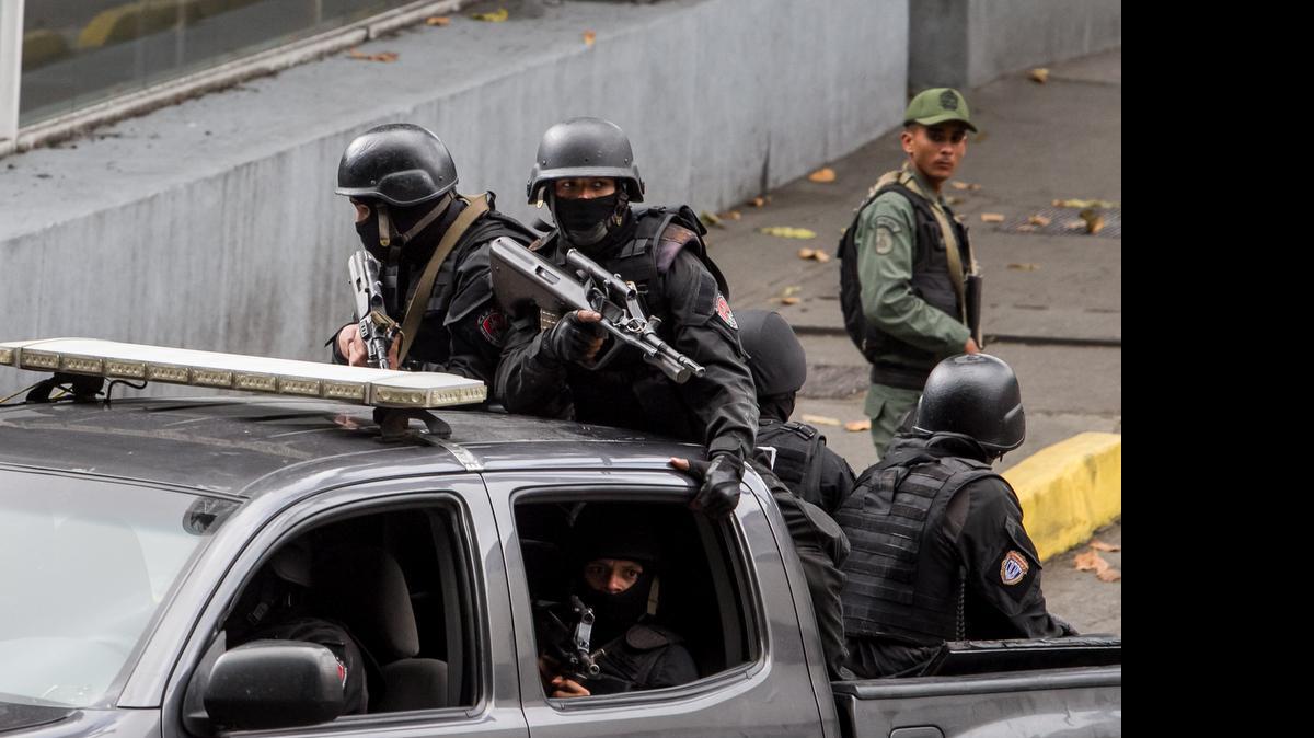 
Miembros del Servicio Bolivariano de Inteligencia Nacional (Sebin) participan en un operativo en el sector Cota 905, en Caracas (Venezuela). 