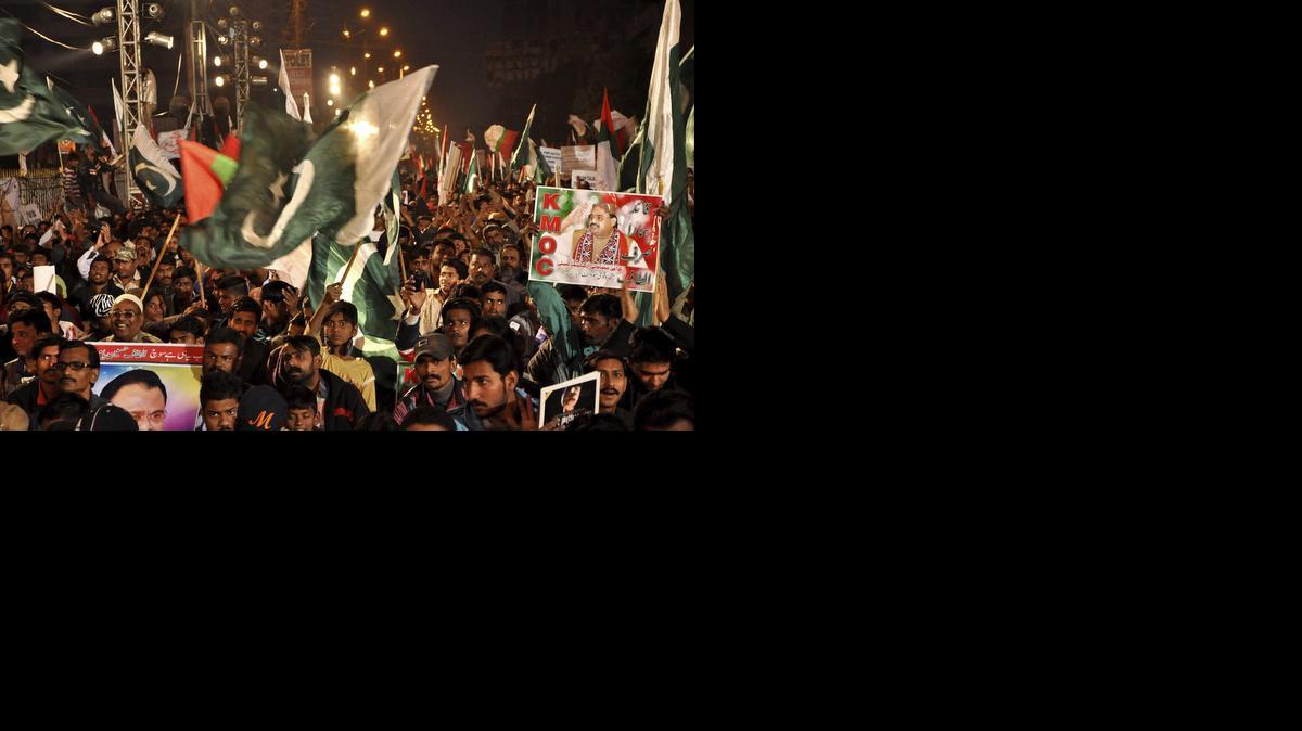 
Seguidores del partido Muttahida Qaumi Movement (MQM) se manifiestan para protestar contra el ataque talibán contra un colegio gestionado por el Ejército en Peshawar, en las calles de Karachi, Pakistán, el viernes.
