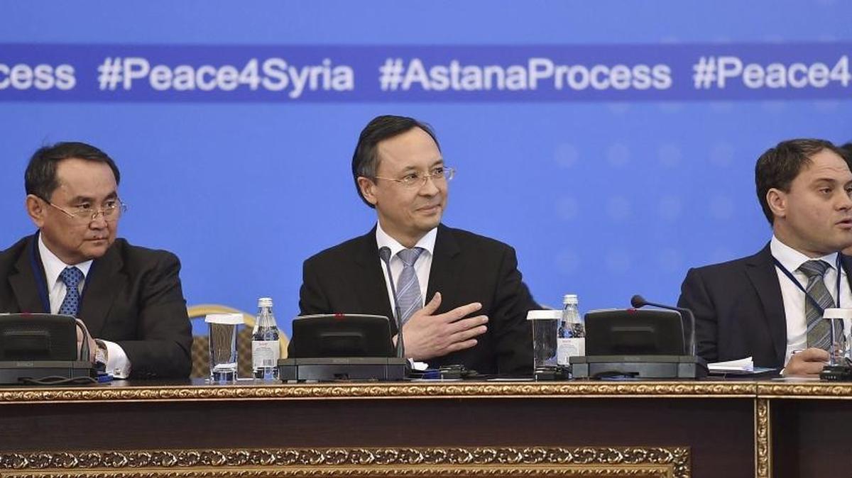 El ministro kazajo de Exteriores, Kairat Abdrakhmanov (centro), asiste a las negociaciones de paz celebradas en Astana (Kazajistán).