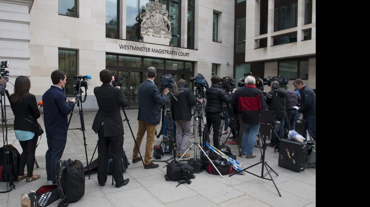 <cutline_leadin>reporteros</cutline_leadin> <cutline_leadin>esperan</cutline_leadin> por la salida del operador financiero británico Navinder Singh Sarao tras comparecer ante la corte en Londres, el miércoles.<252><252>