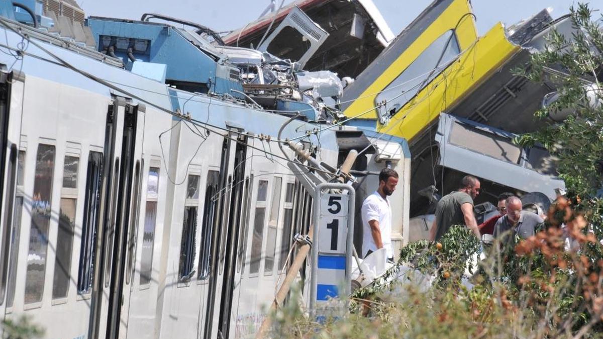 Imagen de los vagones tras el impacto frontal entre dos trenes en una línea de vía única entre Ruvo di Puglia y Corato, al sur de Italia.