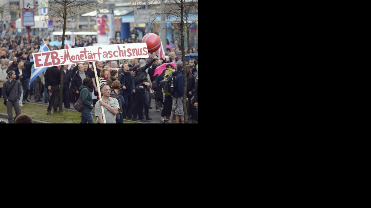 
Un manifestante sostiene una pancarta que reza “BCE (Banco Central Europeo) = Fascismo Monetario” durante una protesta por la inauguración de la nueva sede del BCE, en Fráncfort, Alemania, el miércoles.


