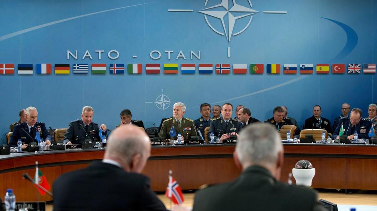 El presidente del Comité Militar de la OTAN, general Petr Pavel (cen.), lamentó la “falta de voluntad” por parte de Rusia de entablar un diálogo militar con las autoridades aliadas.