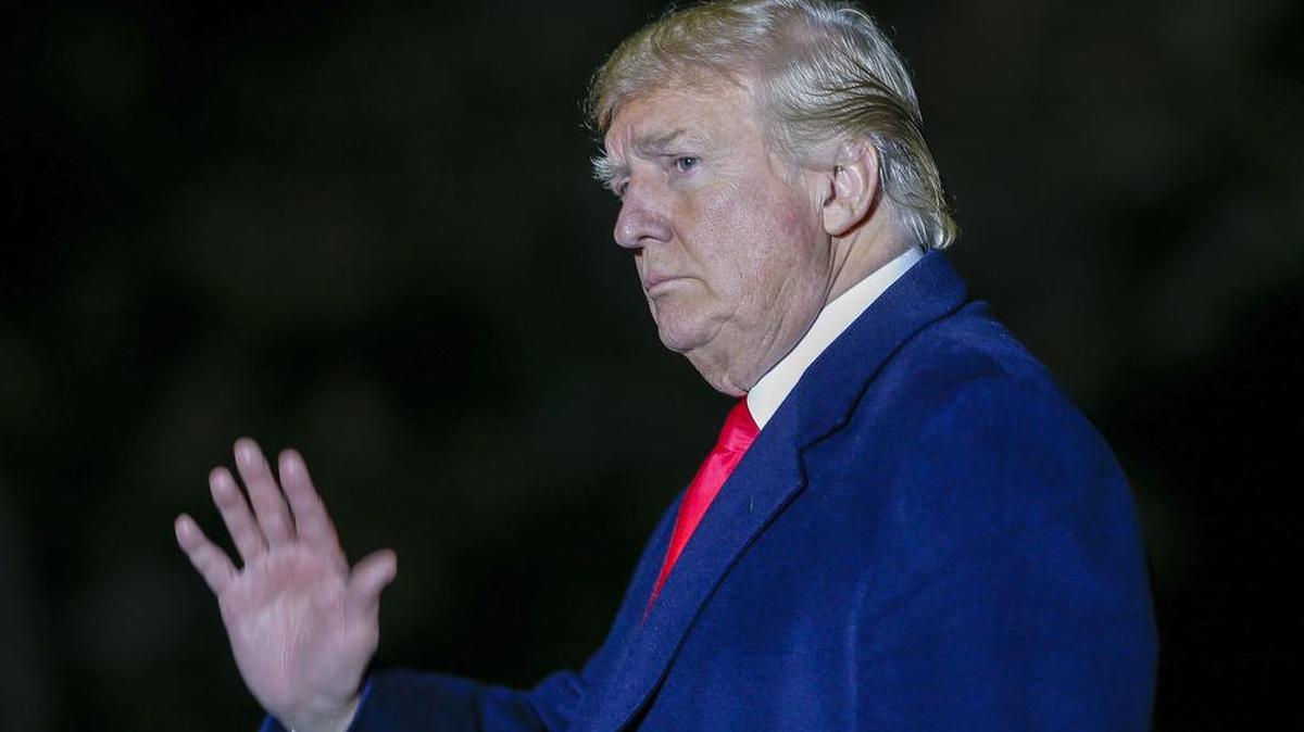 El presidente de los Estados Unidos, Donald J. Trump (d), saluda al bajar del Marine One el miércoles 24 de octubre de 2018, en la Casa Blanca, en Washington.
