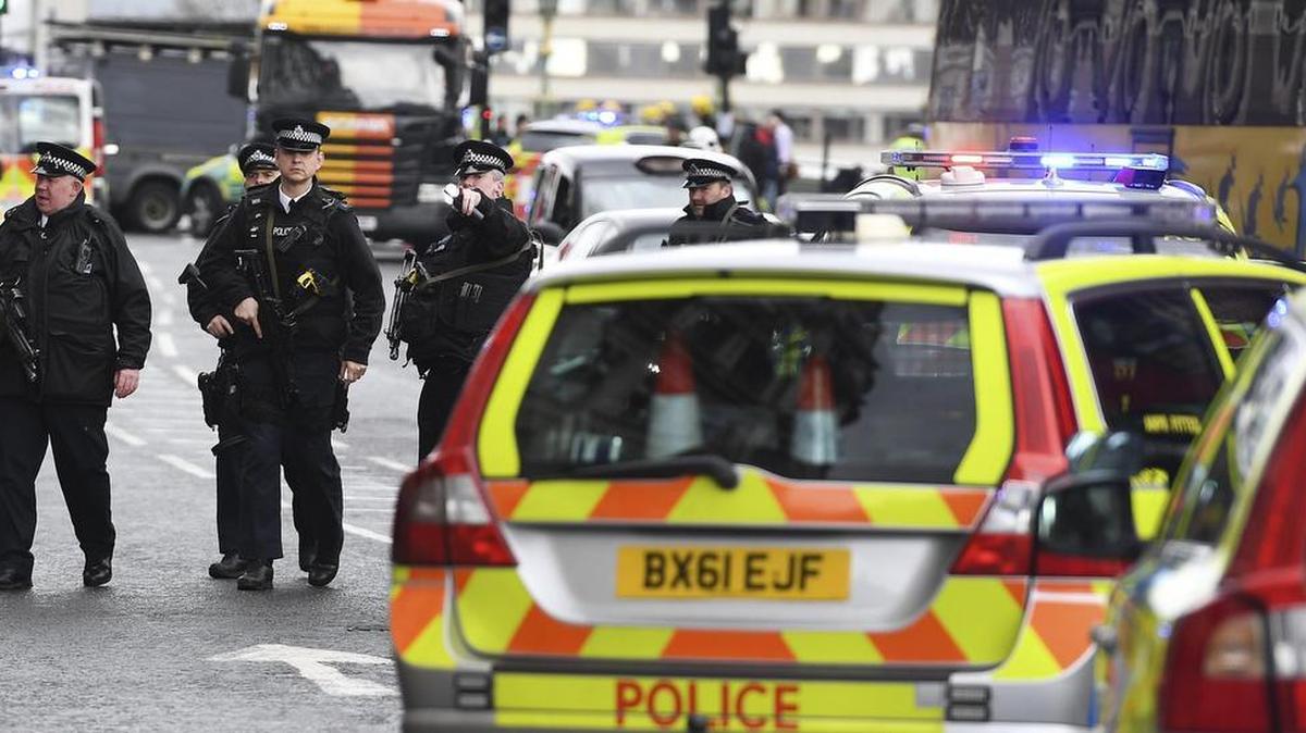 Agentes de policía británicos en el lugar del tiroteo ante el Parlamento en Londres, Reino Unido, el 22 de marzo de 2017.