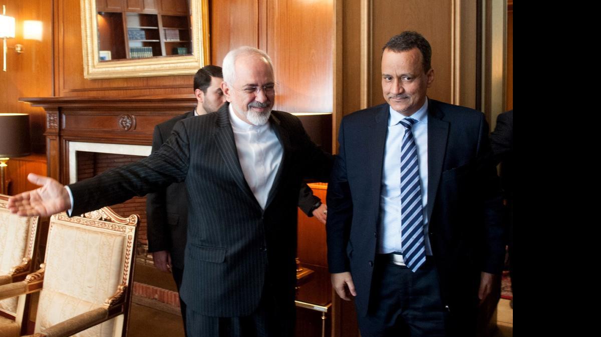 
Sheij Ahmed, enviado de la ONU, llegó a Teherán en visita oficial y se reunió con el ministro de Exteriores iraní Mohamad Yavad Zarif para discutir sobre la situación en Yemen, el país más pobre de la península arábiga.
