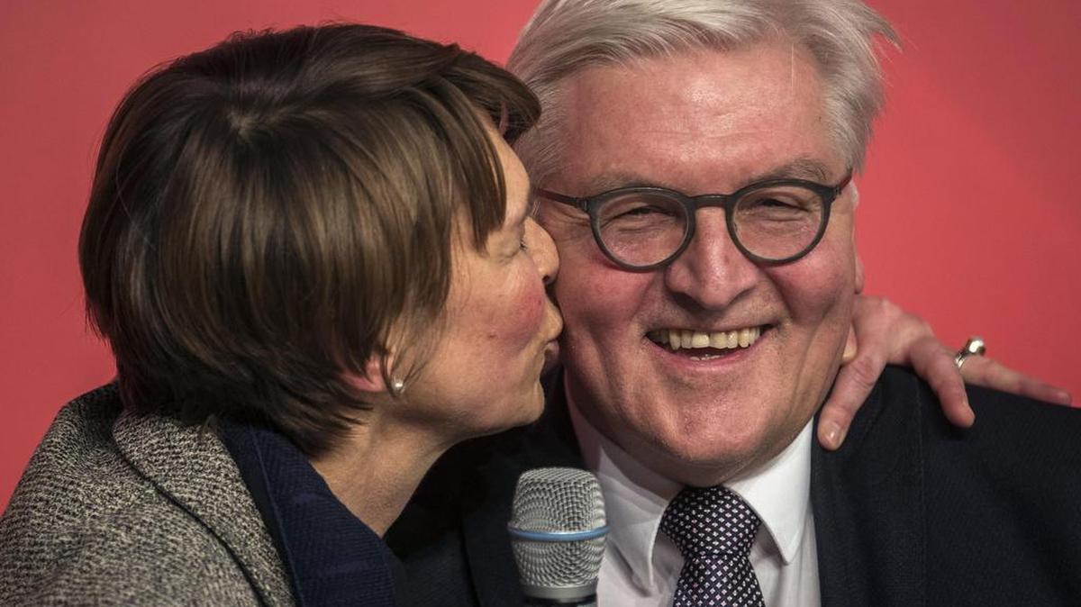 El ex ministro alemán de Asuntos Exteriores, Frank-Walter Steinmeier , es abrazado por su esposa Elke Buedenbender durante una gala del Partido Socialdemócrata de Alemania (SPD) el 11 de febrero de 2017.