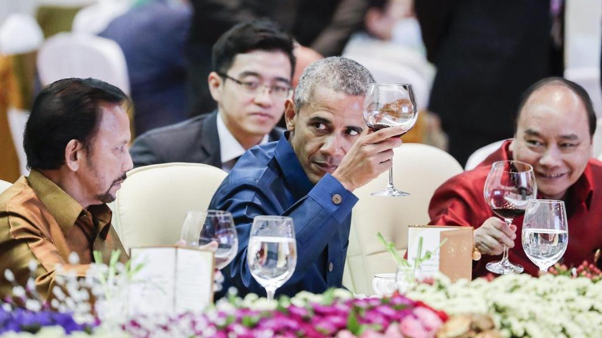 El presidente Barack Obama brinda durante la cena de gala de la cumbre de la Asociación de Naciones del Sudeste Asiático. La cumbre está dedicada para el avance de la integración económica del grupo.