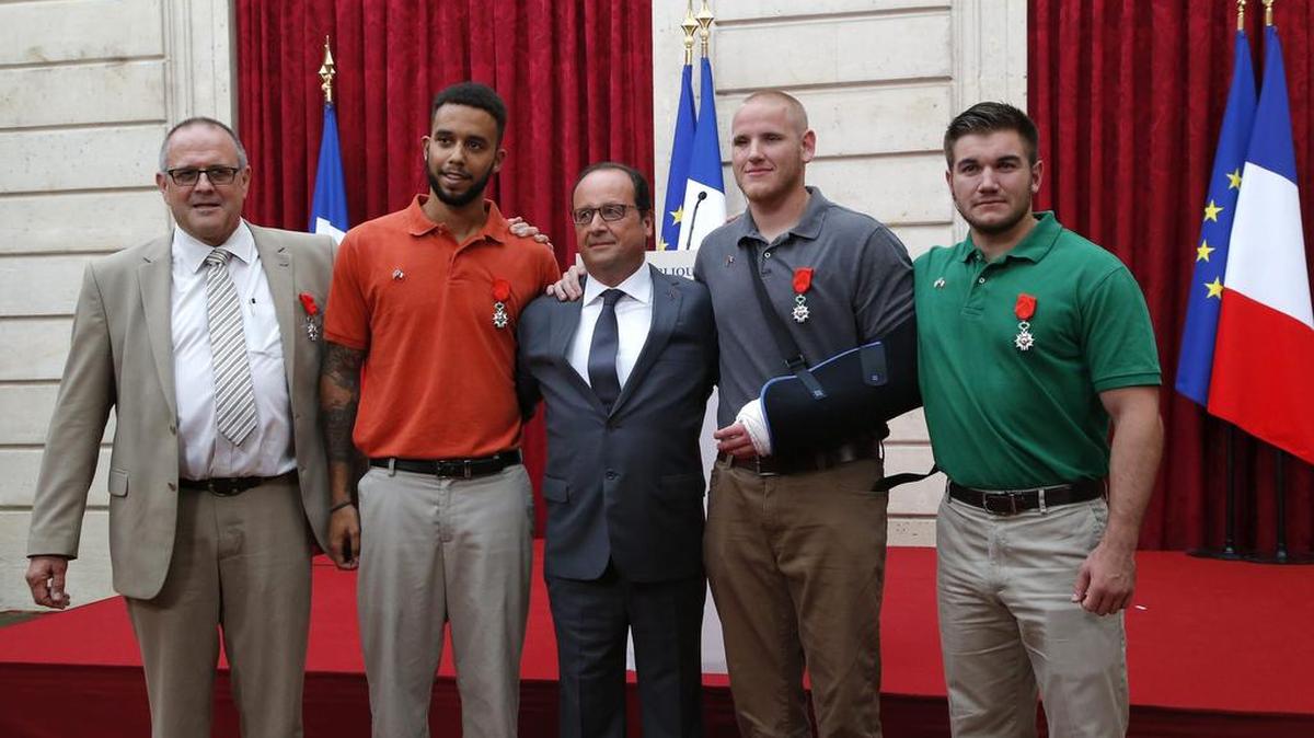 
 El presidente galo, François Hollande (c), posa junto al empresario británico Chris Norman, y los estadounidenses Anthony Sadler, Spencer Stone y Alek Skarlatos durante una ceremonia en el Palacio del Elíseo en París (Francia) el 24 de agosto de 2015. EFE/Michel Euler / Pool PROHIBIDO SU USO A MAXPPP
