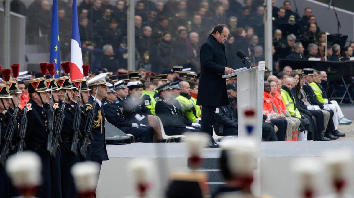 El presidente francés, François Hollande (cen.), pronuncia un discurso durante el homenaje oficial a las víctimas de los atentados yihadistas del pasado día 13 en París y Saint Dennis celebrado en el palacio de los Inválidos de París.
