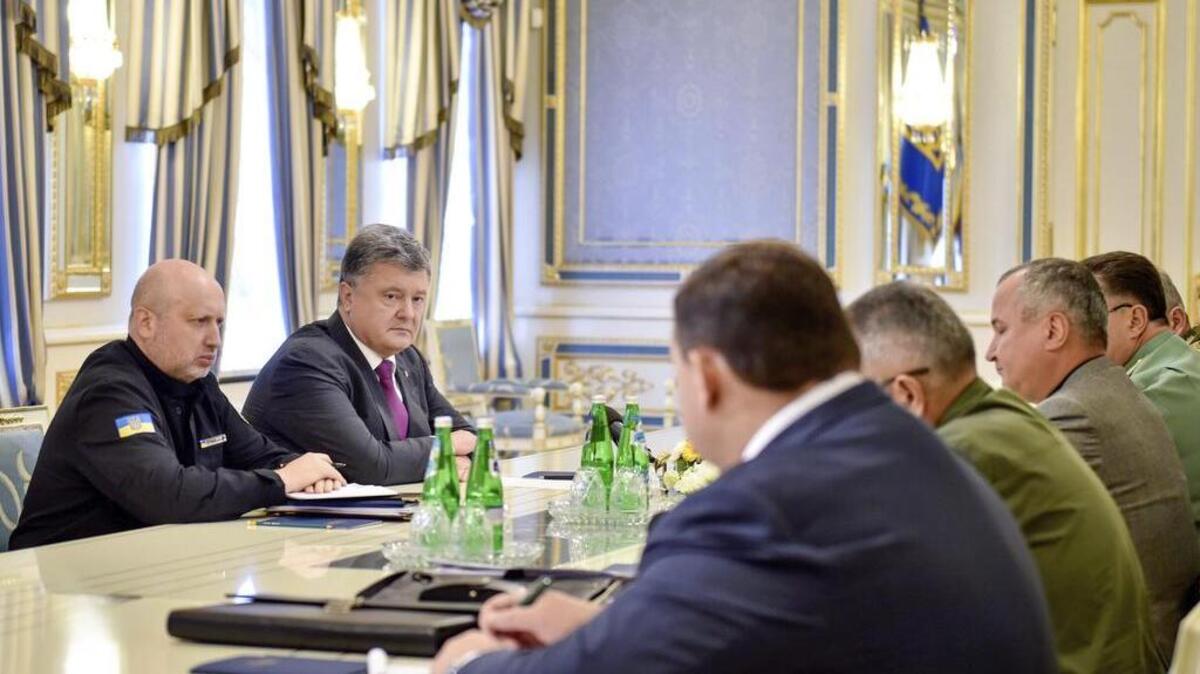 El presidente ucraniano, Petro Poroshenko (2i), y el secretario del Consejo de Seguridad Nacional y Defensa de Ucrania, Oleksandr Turchynov (i), se reúnen con oficiales de seguridad y del Ministerio de Exteriores en iev (Ucrania) ayer, 11 de agosto de 2016.