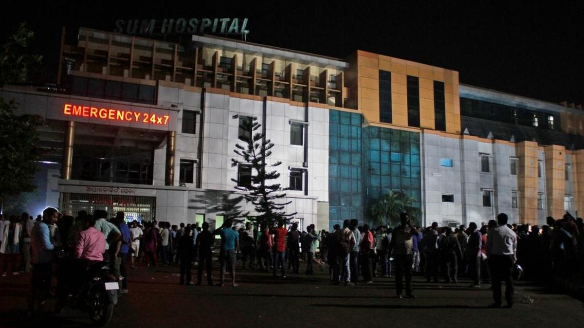 La gente se agolpa en las afueras del Hospital Sum luego que un fuego causara 22 muertes en el centro asistencial.