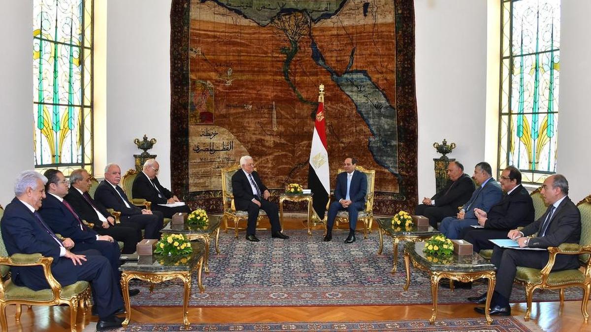Los presidentes palestino, Mahmud Abbas (centro izq.), y egipcio, Abdelfatah al Sisi (centro der.), destacaron el sábado en El Cairo la necesidad de conseguir la unidad nacional palestina con el objetivo de alcanzar la paz con Israel.