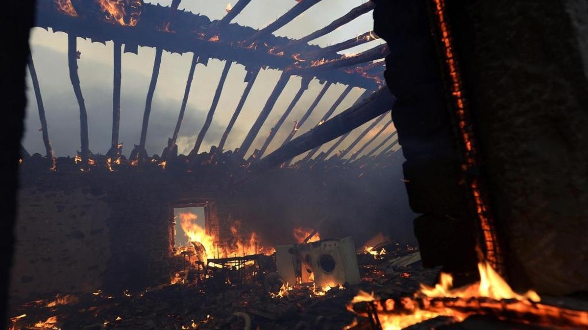 Un establo de animales arrasado por un incendio forestal en Viérnoles, Cantabria este lunes.