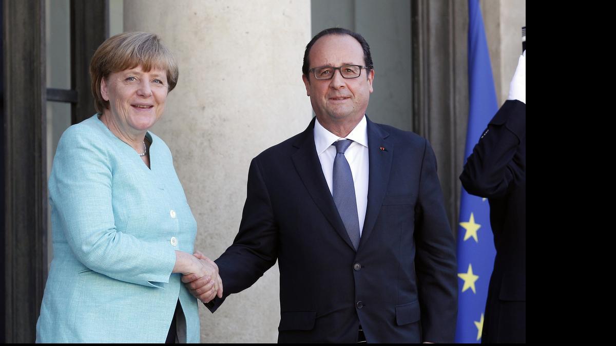 
La canciller alemana Angela Merkel (izq.) y el presidente francés Francois Hollande están de acuerdo en presionar a Grecia para que resuelva sus créditos a pesar del triunfo del “no” en el referéndum griego.
