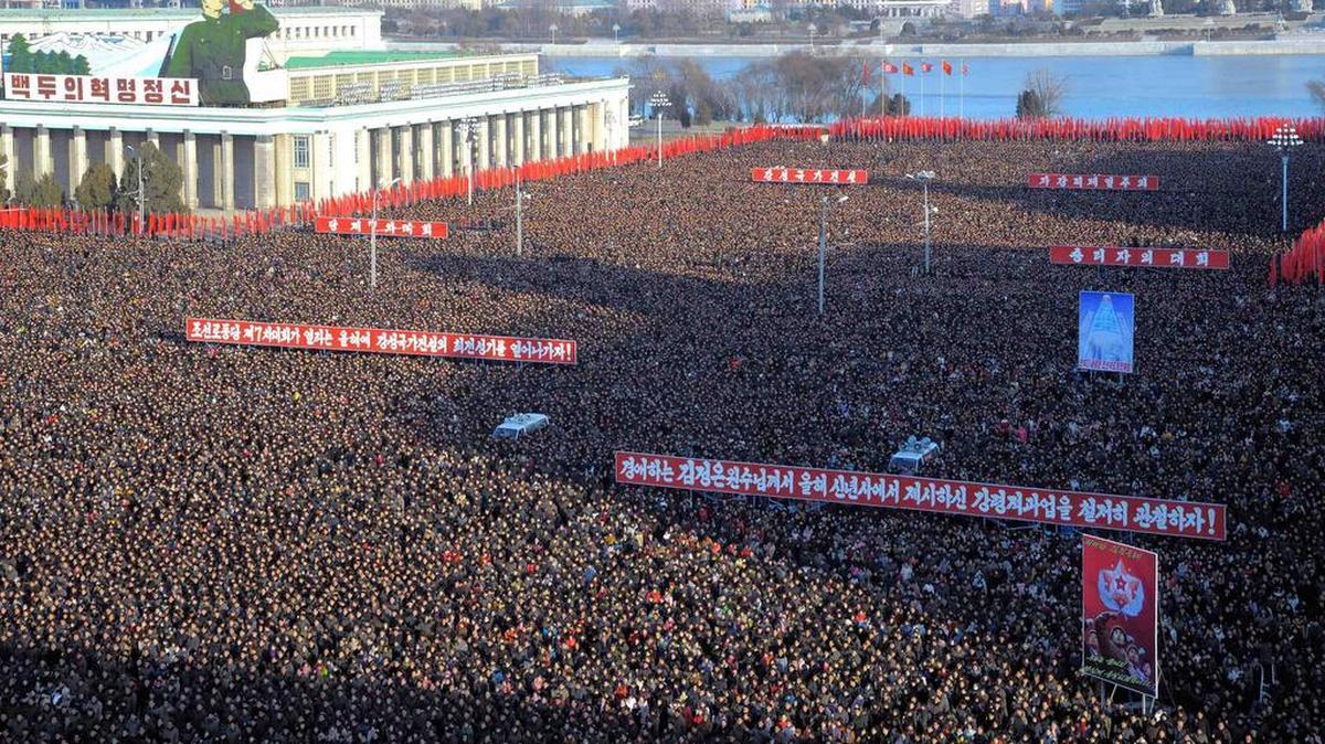 Concentración masiva este martes 05 de enero de 2016, en Pyongyang (Corea del Norte). De acuerdo con los reportes de prensa, personas de diferentes sectores sociales asistieron a la plaza Kim Il Sung para escuchar a miembros del gobierno que hablaron sobre mejorar las relaciones con Corea del Sur.
