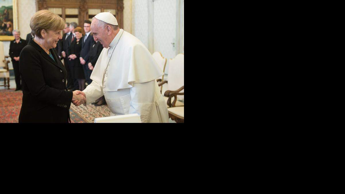 <cutline_leadin>El Papa</cutline_leadin> saluda a la canciller alemana Angela Merkel durante una audiencia privada en el Vaticano, este sábado.