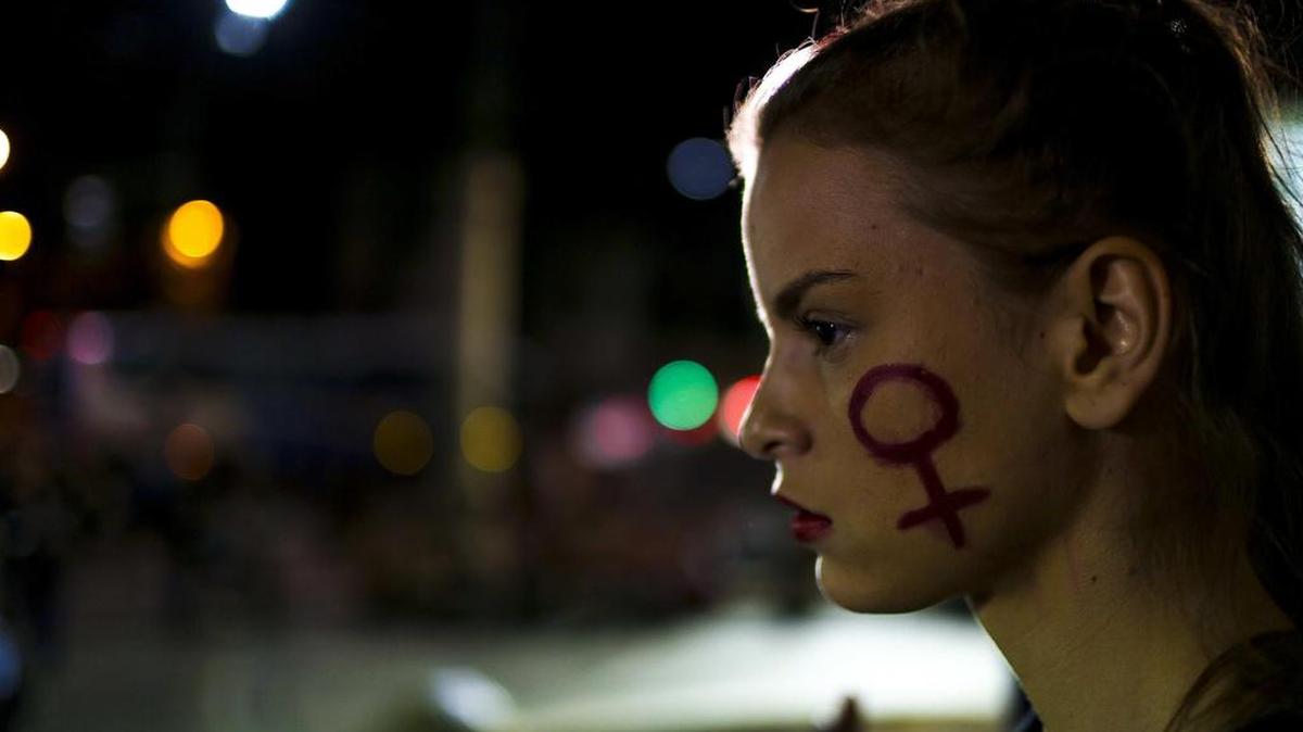 Una mujer participa en una manifestación contra la violación de una adolescente por más de 30 hombres, el viernes 27 de mayo de 2016, frente a la Asamblea Legislativa de Río de Janeiro (Brasil).