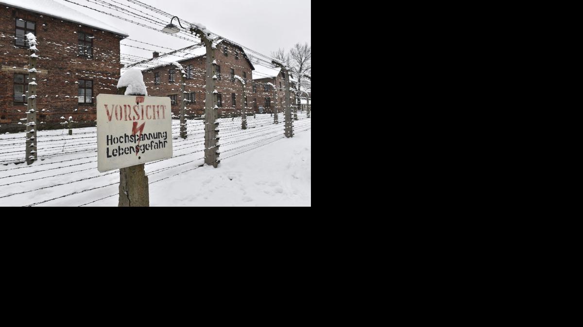 
 La inscripción "Peligro, alto voltaje. Riesgo para la vida" se lee en un cartel ante la alambrada del campo de concentración alemán nazi Auschwitz II-Birkenau en Oswiecim (Polonia), hoy, lunes 26 de enero de 2015. EFE/Jacek Bednarczyk 
