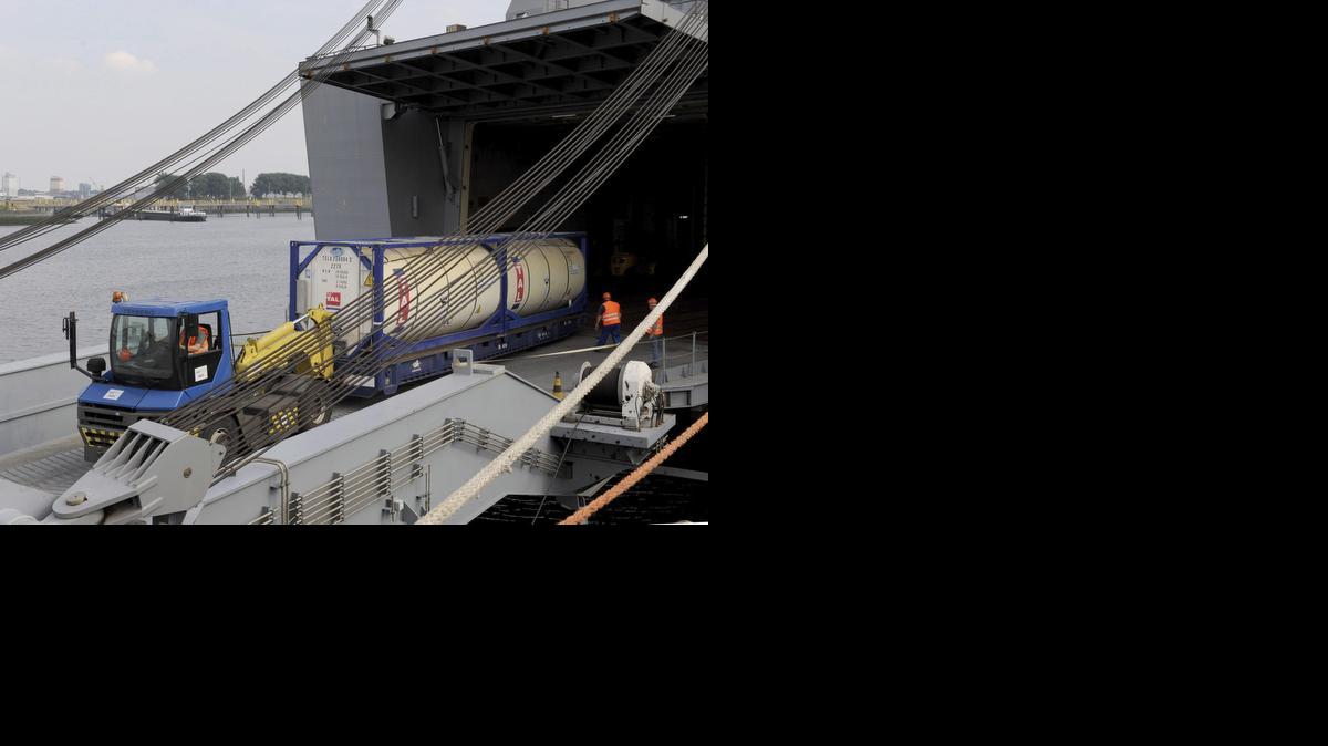 
Un vehiculo descarga un tanque que contiene gas mostaza sirio del buque estadounidense ‘Cape Ray’ en Bremen, Alemania, este viernes.


