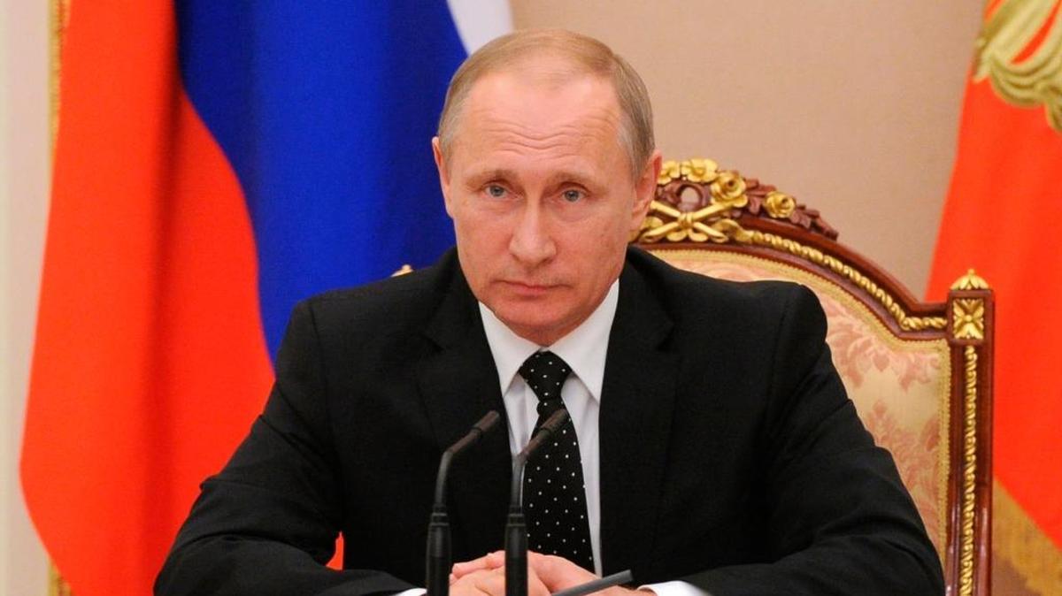 El mandatario ruso Vladimir Putin preside una reunión del consejo de seguridad en el Kremlin.
