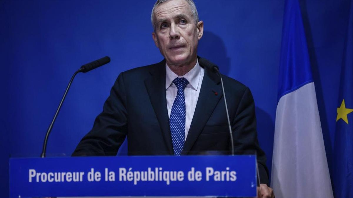 El fiscal de París, François Molins durante una rueda de prensa celebrada en París, Francia, miércoles 18 de noviembre de 2015. Molins anunció que el presunto cerebro de los atentados del viernes, el belga Abdelhamid Abaaoud, no forma parte de los arrestados de en el apartamento de Saint-Denis.