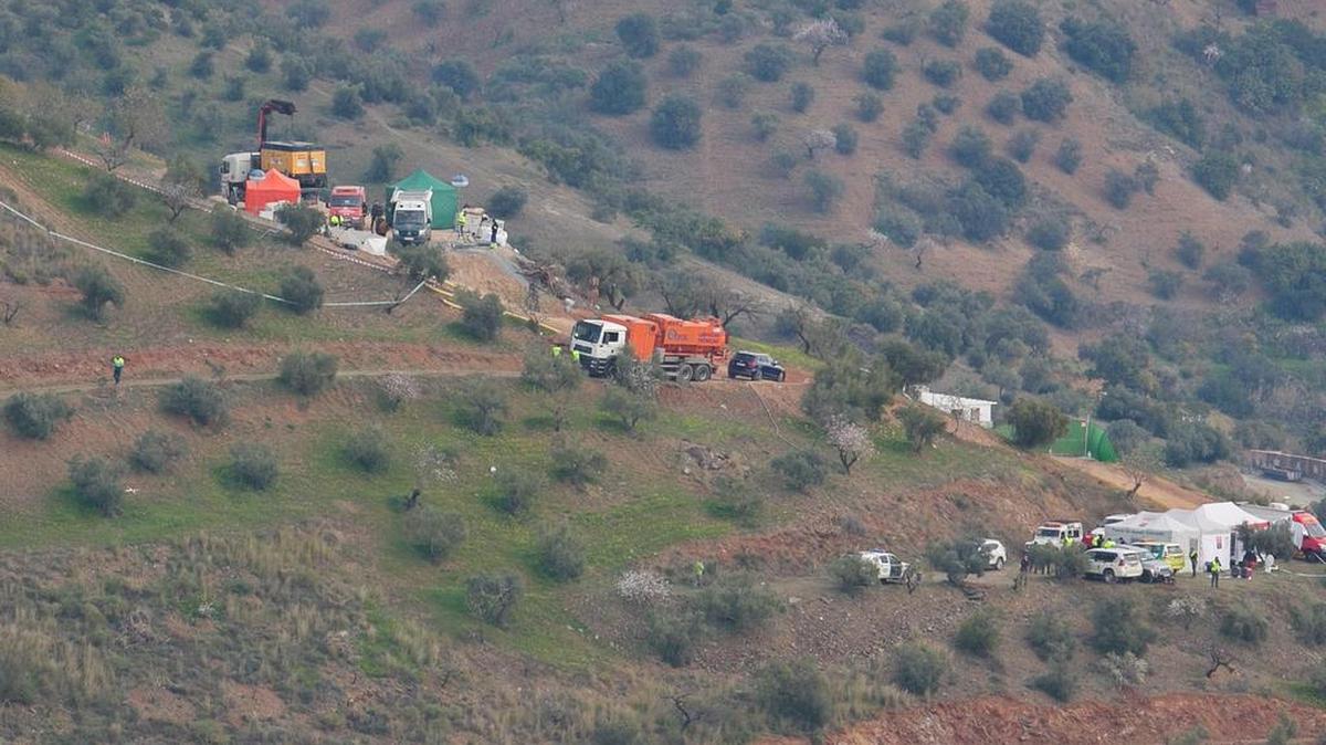 Los equipos de rescate para hallar al niño Julen, que cayó a un pozo en la localidad malagueña de Totalán, han comenzado a abrir un túnel lateral de unos 80 metros, aprovechando la pendiente de la montaña, para intentar llegar a la zona donde se supone que se encuentra el pequeño.