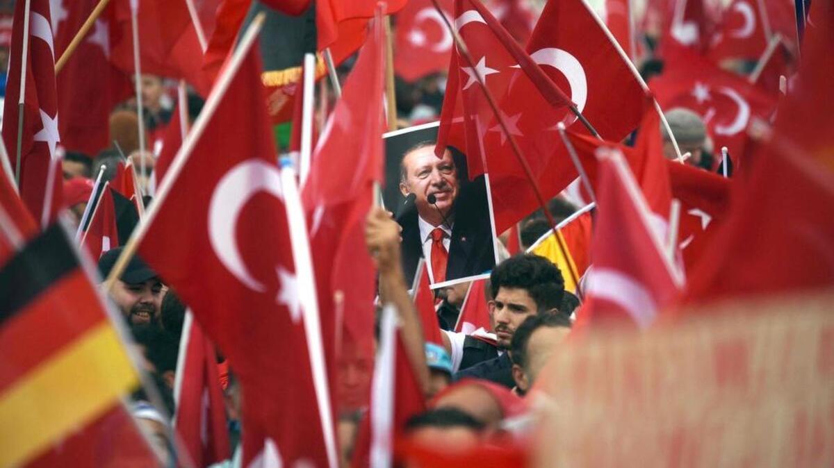 Partidarios del presidente turco, Recep Tayyip Erdogan, durante una manifestación el 31 de julio de 2016 Colonia.