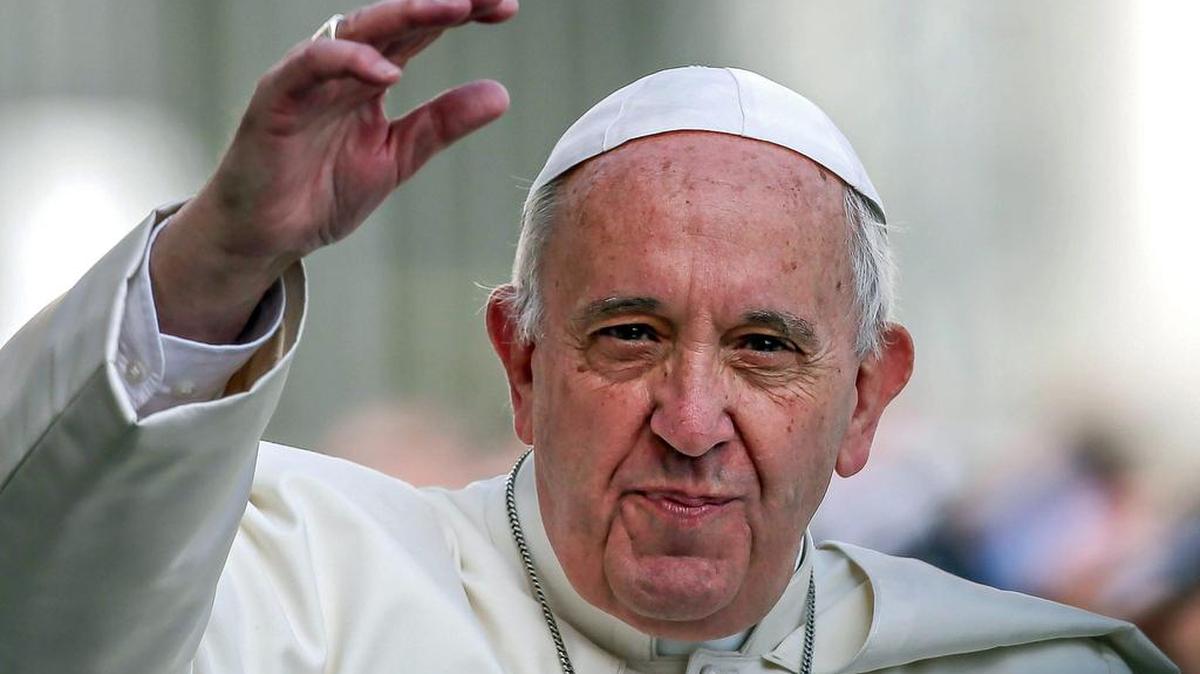 Fotografía de archivo fechada el 6 de abril de 2016 que muestra al papa Francisco durante una audiencia pública en la Plaza de San Pedro del Vaticano. El papa Francisco publicará hoy, 8 de abril de 2016, su exhortación apostólica "Amoris Laetitia".