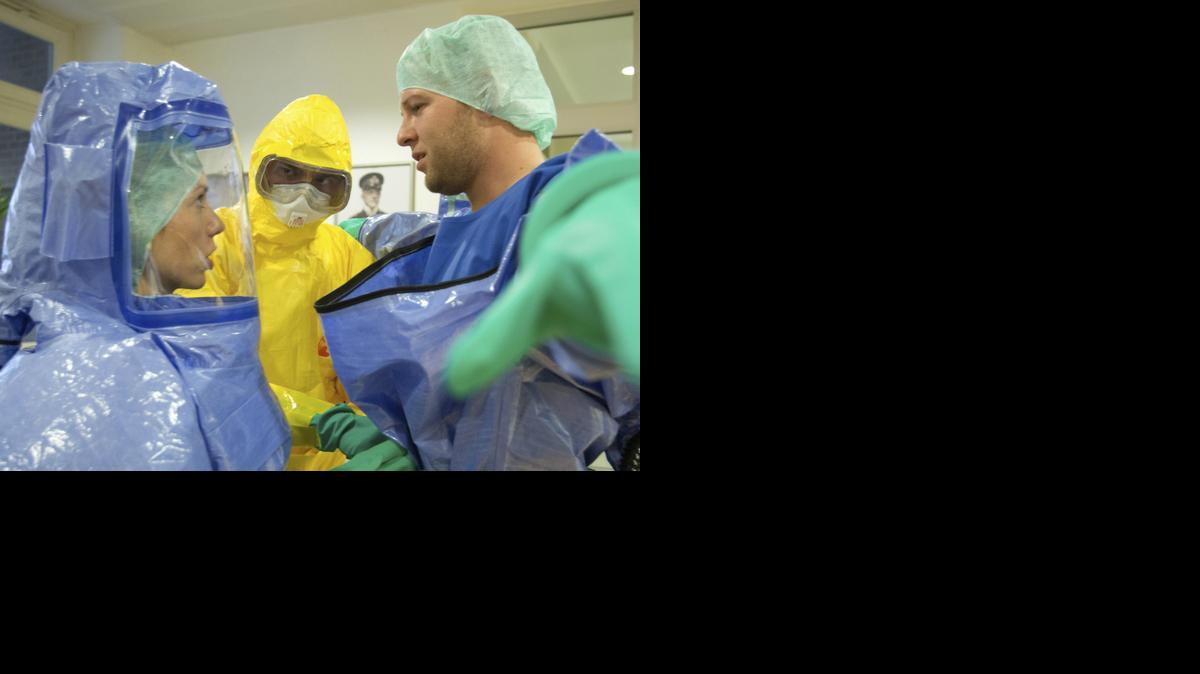 
Soldados de los servicios paramédicos del Ejército alemán reciben formación el martes sobre cómo tratar a pacientes altamente contagiosos en un hospital militar en Hamburgo, Alemania.

