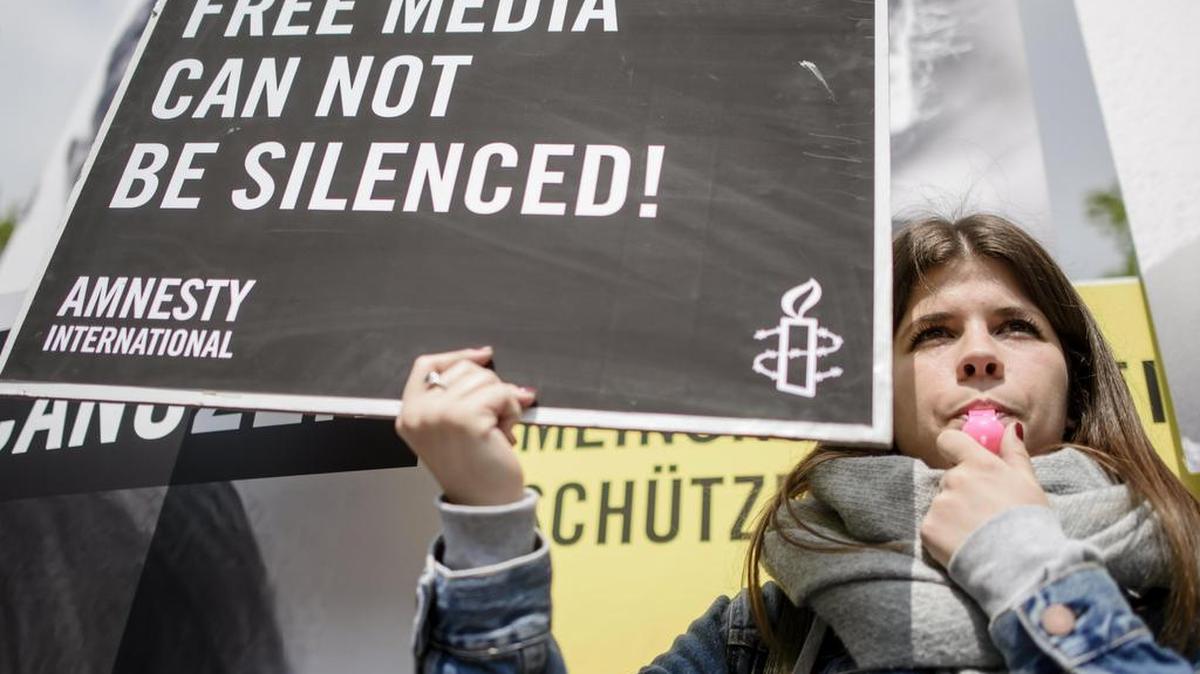Manifestantes exigen la libertad de los periodistas detenidos en Turquía ante su embajada en Berlín (Alemania) con motivo del Día Mundial de la Libertad de prensa el 3 de mayo de 2017.