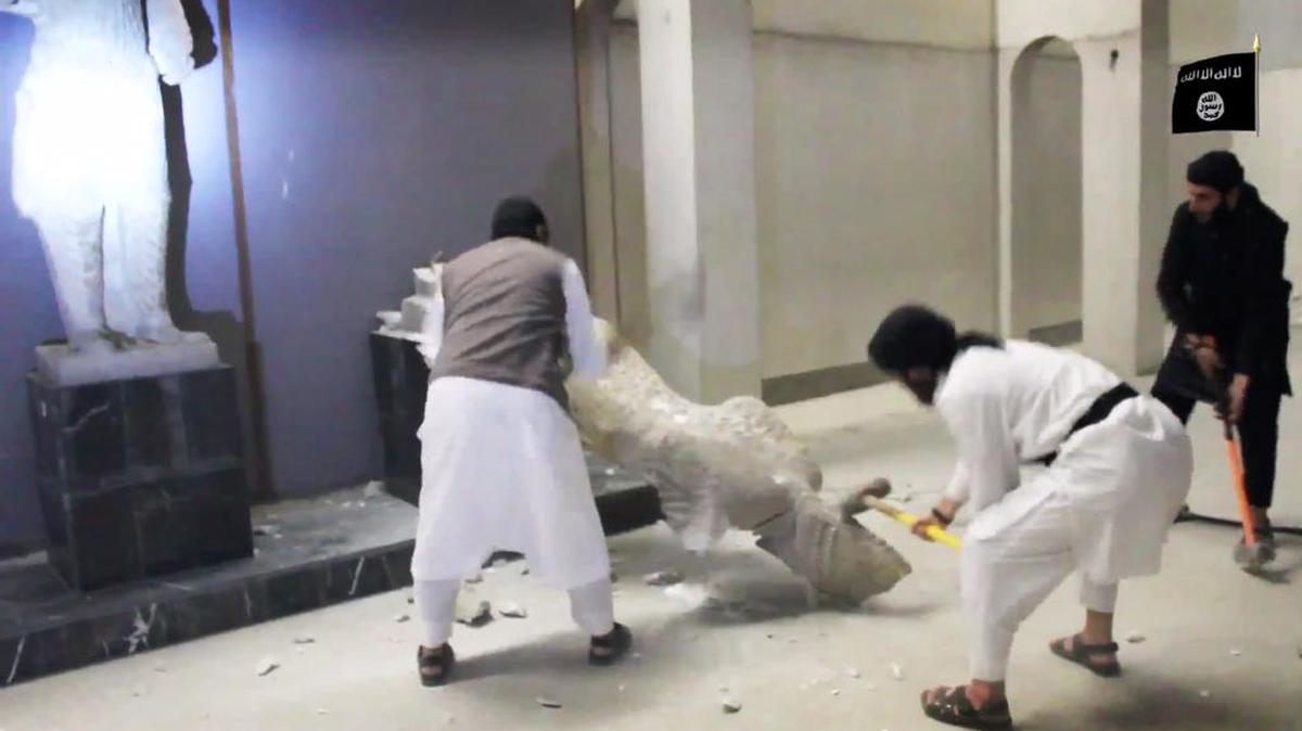 
Miembros del Estado Islámico destruyen obras de la antiguedad de inmenso valor histórico en el museo Ninevah en Mosul, Irak.
