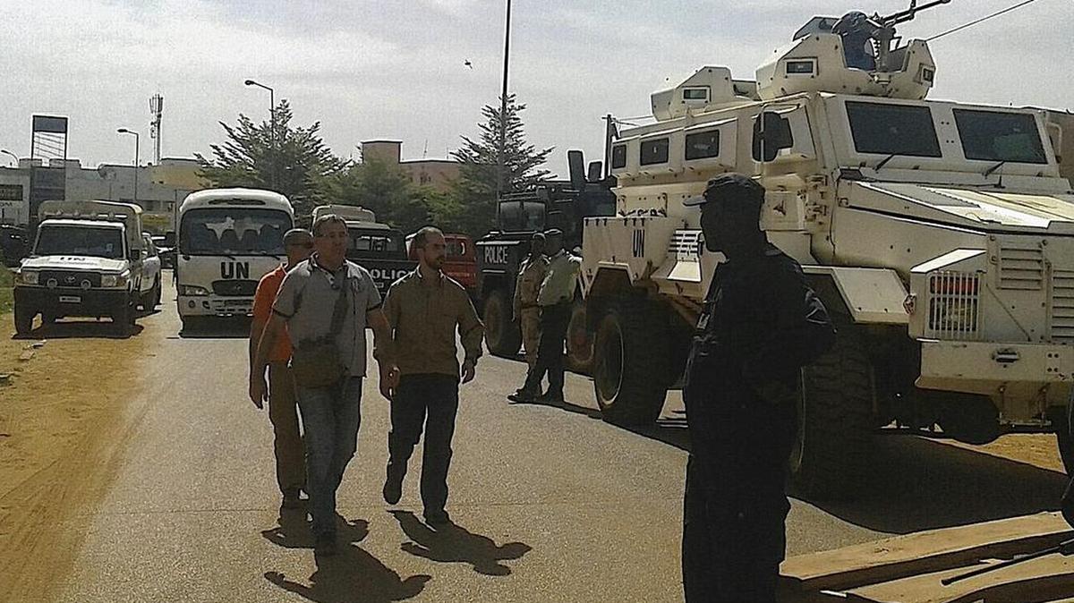Personal militar de Mali asegura los alrededores del hotel de lujo Radisson Blu en Bamako, Mali, el 20 de noviembre del 2015.