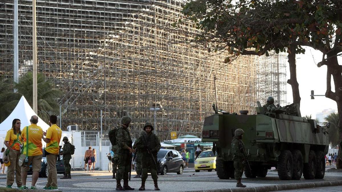 Autoridades brasileñas vigilan las instalaciones de los Juegos Olímpicos Río 2016 en Río de Janeiro (Brasil) hoy, domingo 24 de julio de 2016. Las calles de Río de Janeiro, la ciudad que el próximo agosto acogerá los Juegos Olímpicos, amanecieron hoy con militares de las Fuerzas Armadas brasileñas, quienes reforzarán la seguridad durante la competición deportiva.