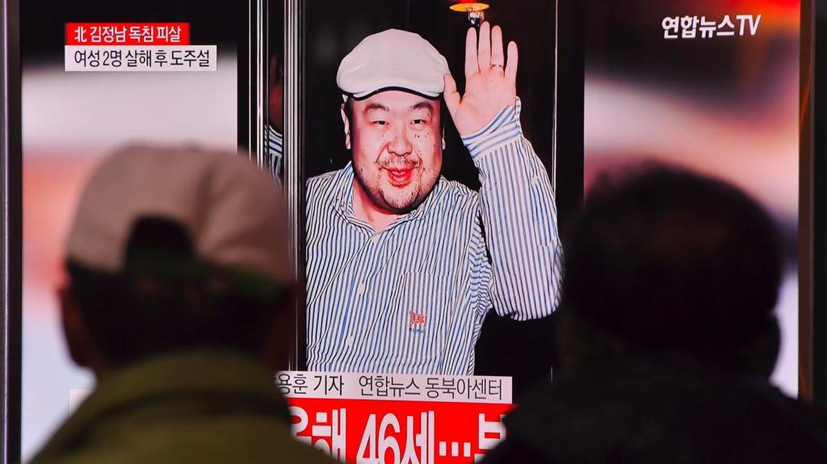 La gente ve la televisión mostrando noticias de Kim Jong-Nam, el hermanastro del líder norcoreano Kim Jong-Un, en una estación de tren en Seúl el 14 de febrero de 2017