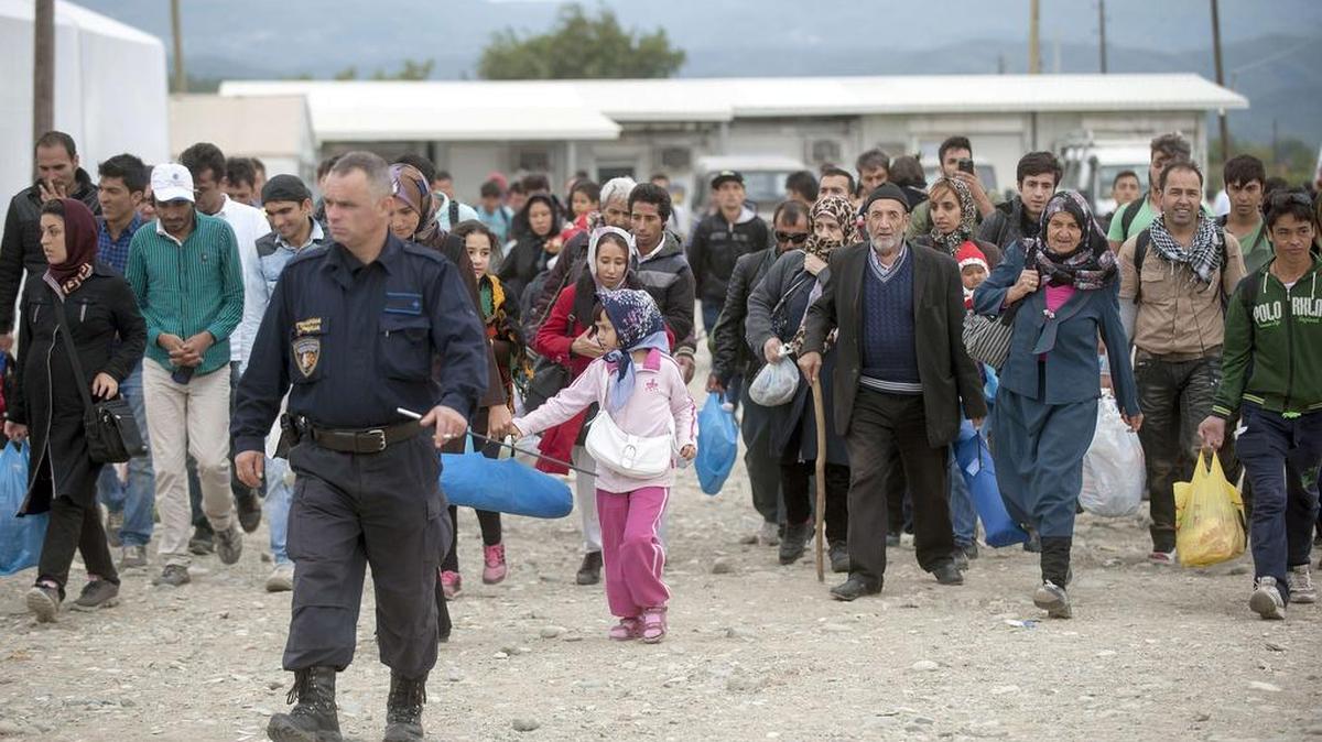 
Millares de refugiados, la mayoría sirios, emprenden una ardua travesía a través de la conocida como "ruta de los Balcanes", que pasa por Grecia, Macedonia y Serbia hasta llegar a Hungría, en un anhelo por alcanzar Europa occidental. 

