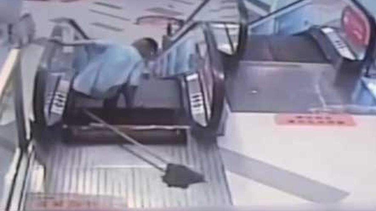 El suceso ocurrió en la noche del sábado, cuando el hombre, de apellidado Zhang y de 35 años, se encontraba limpiando unas escaleras mecánicas para ascender en el centro comercial Longemont.
