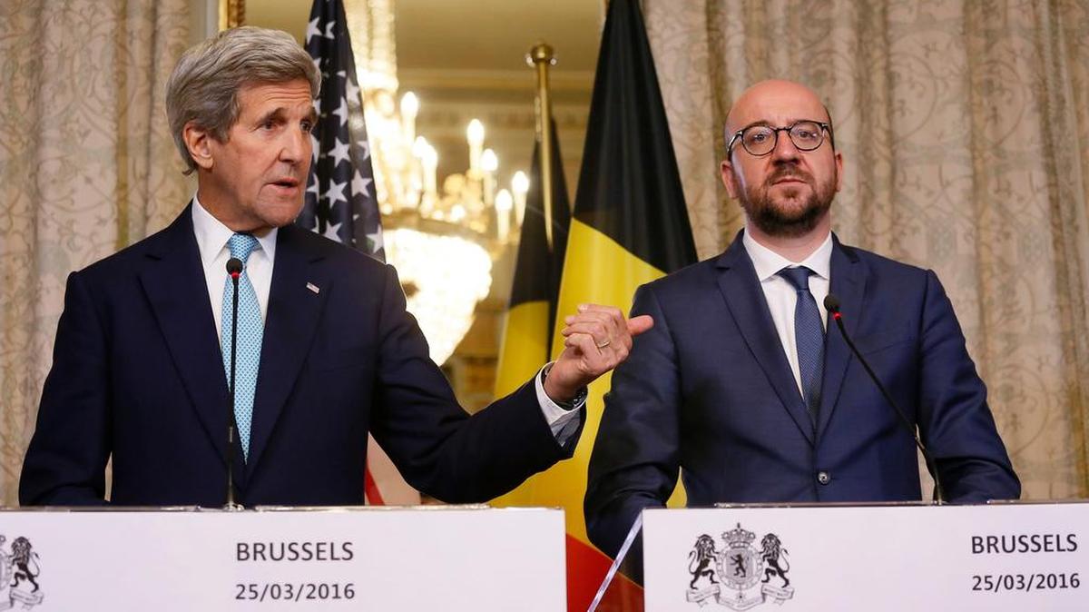 El primer ministro belga, Charles Michel (der.), habló de los planes de su Ejecutivo tras entrevistarse con el secretario de Estado de EEUU, John Kerry.