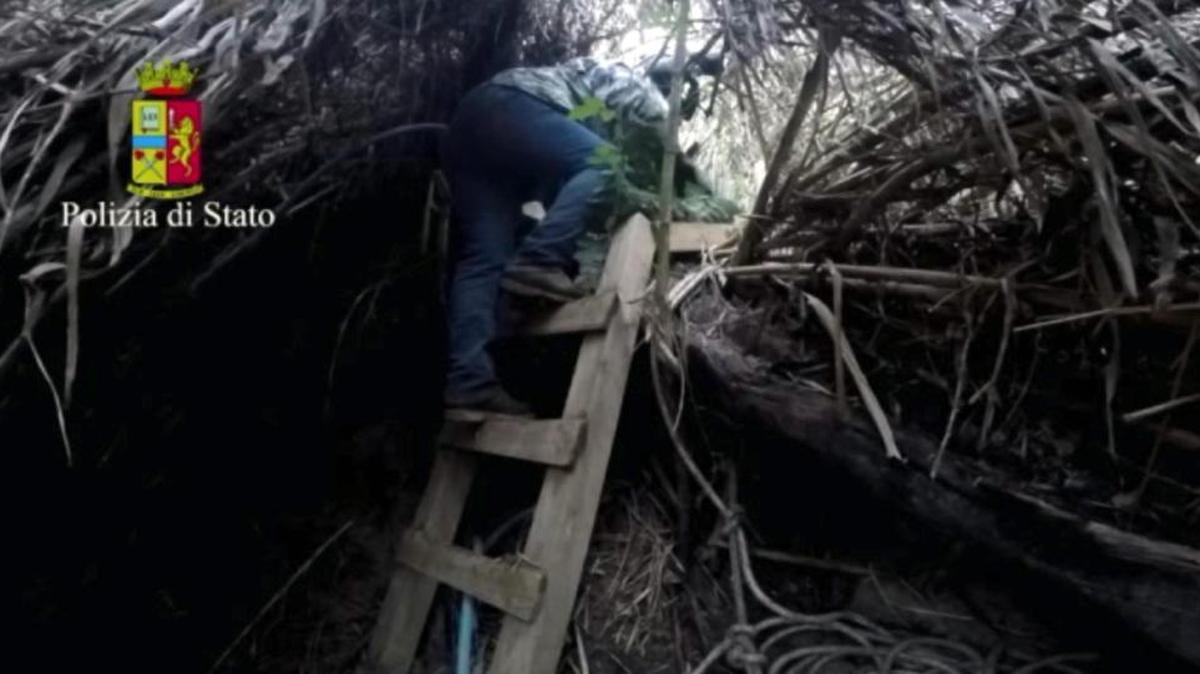 Fotograma de un vídeo facilitado por la Policía italiana hoy, 29 de enero de 2016, que muestra el momento del arresto de dos jefes de la mafia italiana Ndrangheta tras ser descubiertos en un refugio en la provincia de Reggio Calabria.