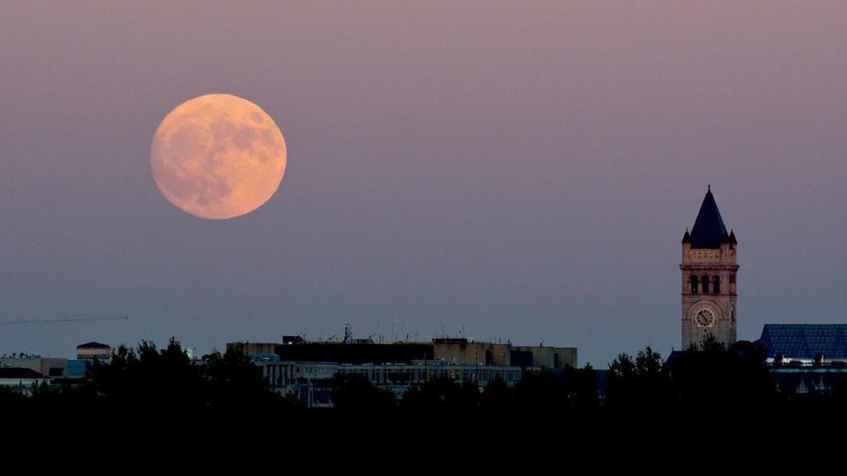 Una superluna se eleva sobre Washington, DC el 13 de noviembre de 2016. La supermoon se aventurará a su punto más cercano en 68 años, dejando sólo 221,524 millas (356,508 km) entre la Tierra y la Luna.