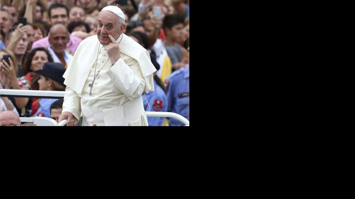 
El papa Francisco durante su recorrido el domingo por la Plaza Madre Teresa en Tirana, Albania.


