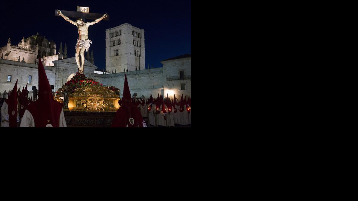 
La Real Hermandad del Cristo de las Injurias sale en procesión por las calles de Zamora después del tradicional juramento y ofrenda de silencio en la noche del Miércoles Santo.
