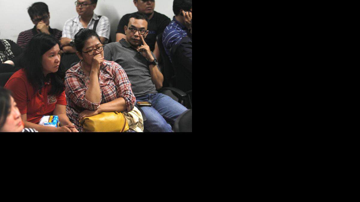 
Familiares de los pasajeros de AirAsia flight QZ8015 esperan por alguna información sobre la búsqueda del aparato desaparecido entre Indonesia y Singapur.


